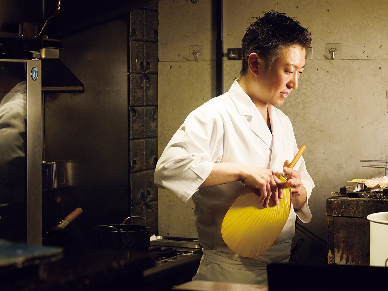 江戸川橋『とり卓忠』の調理風景