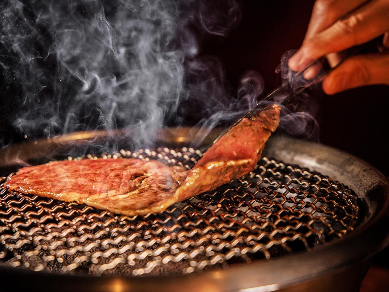 代官山『代官山 焼肉かねこ』のお肉を焼いている様子