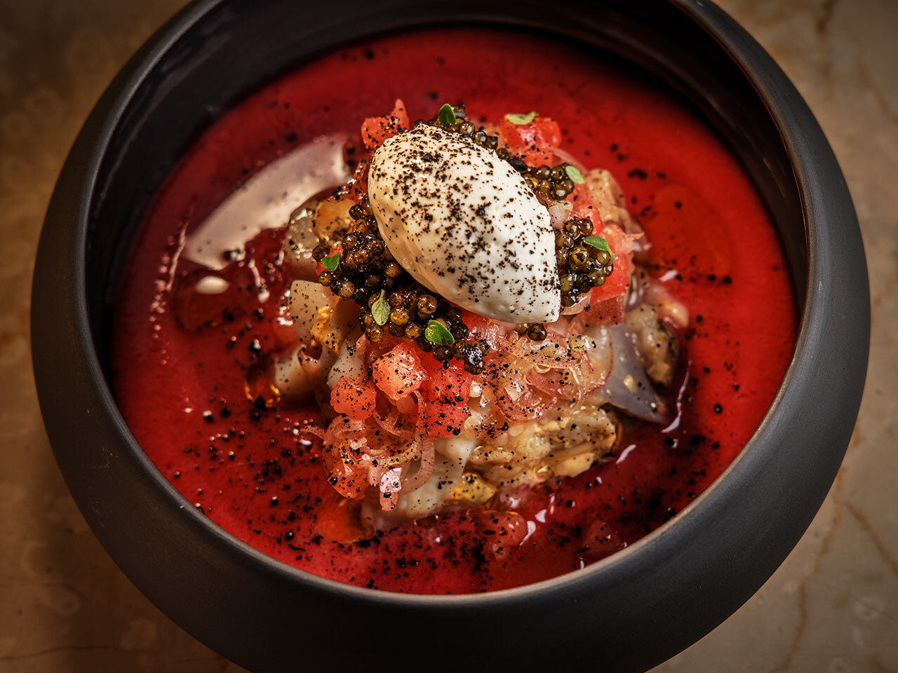 水天宮前『Le Jardin de Kamo』の「ホッキ貝とスイカのマリネ リコッタチーズのムース ビーツとカシスのガスパチョ」