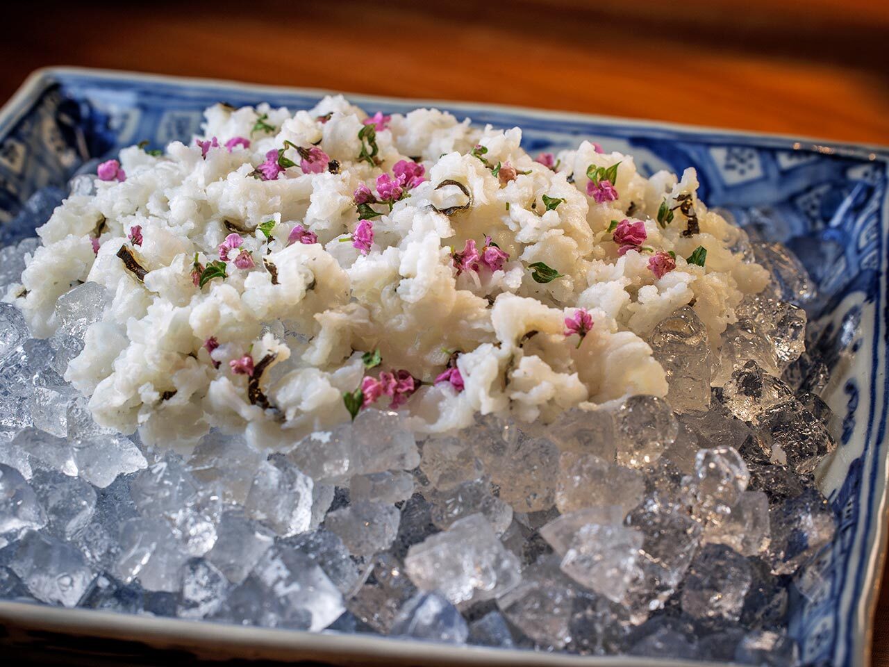 飯田橋『虎白』の鱧(1枚ずつ骨切りをし、昆布だしで湯引きしたもの)