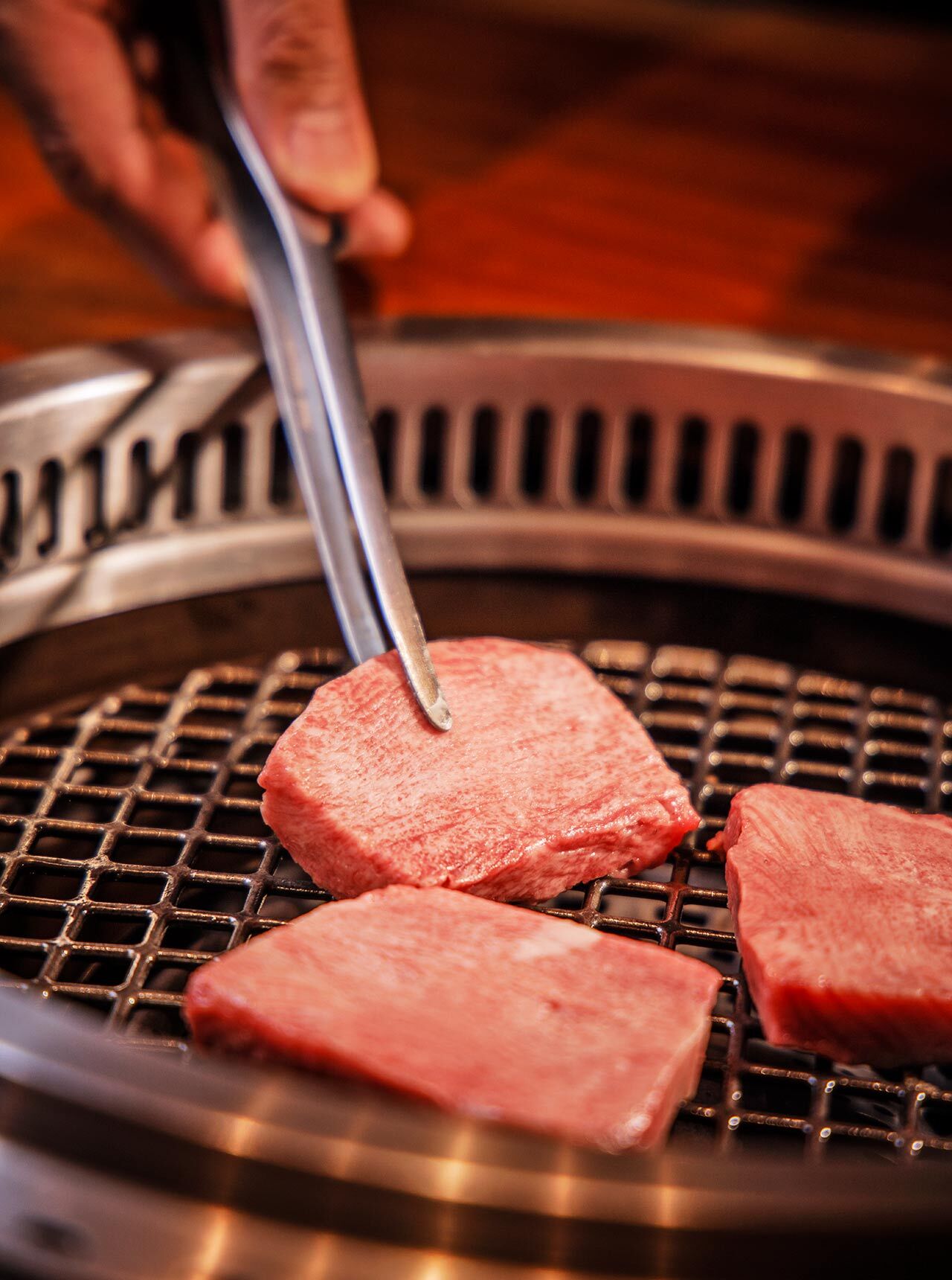 六本木『士士』のリブロースを焼いている様子