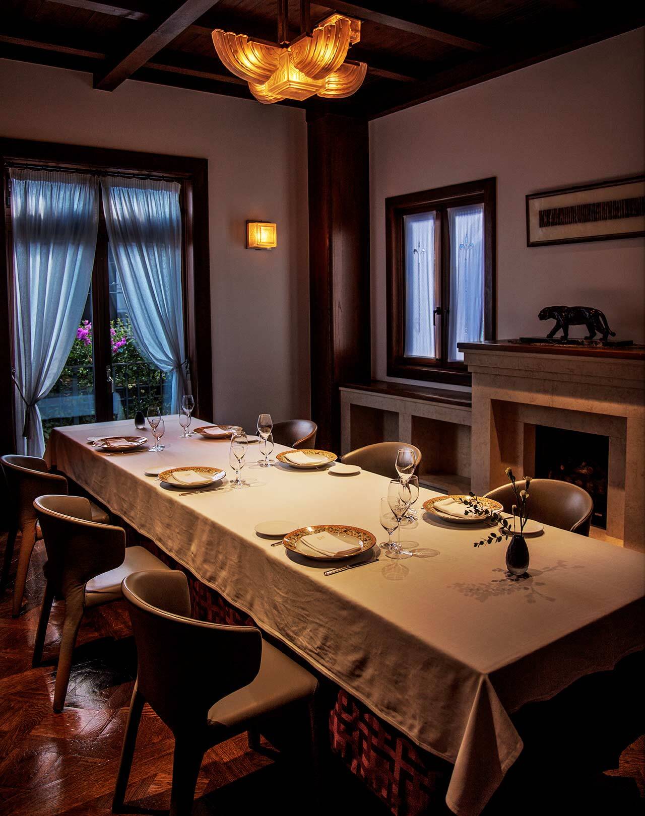 表参道『リストランテ イタリアーノ エトゥルスキ』の内観