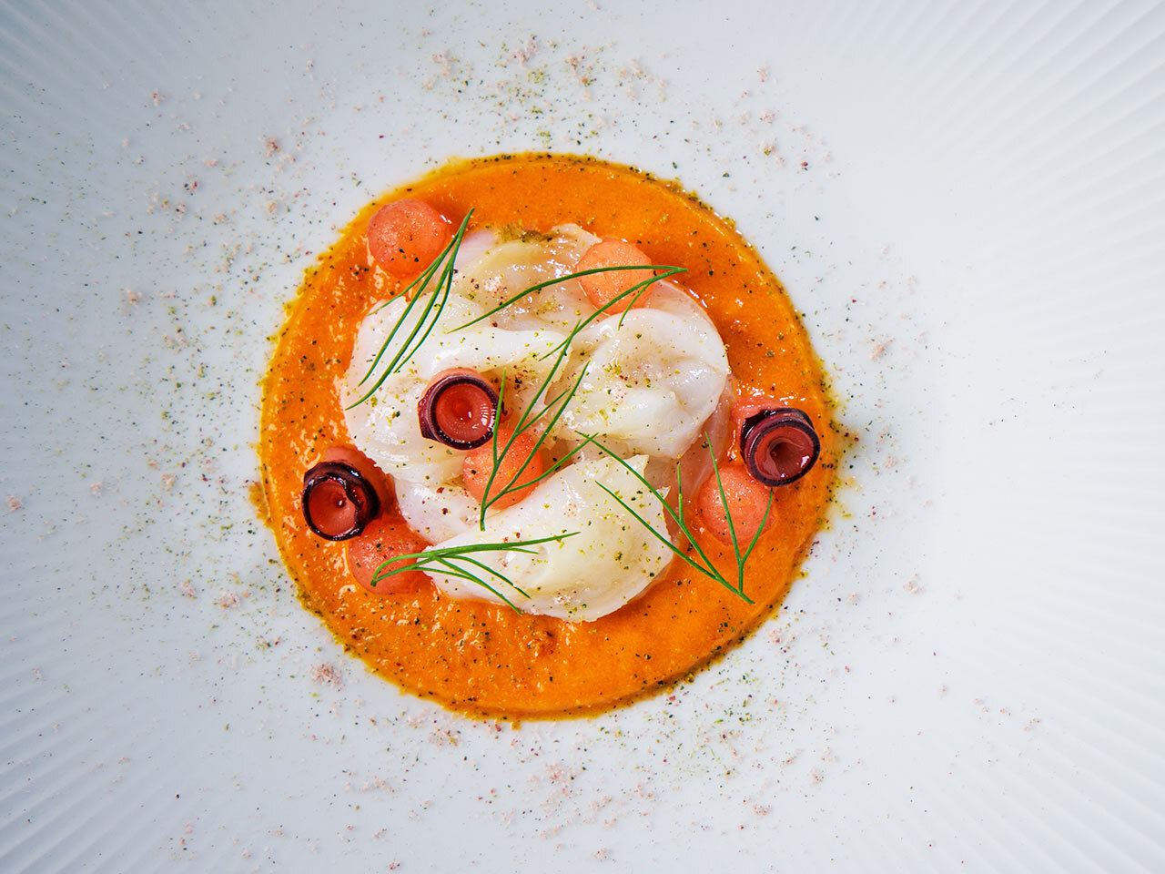 表参道『リストランテ イタリアーノ エトゥルスキ』のおぼろ昆布でマリネしてひと晩寝かせた水ダコと、ガスパチョのイメージで作ったトマトとパプリカのソース