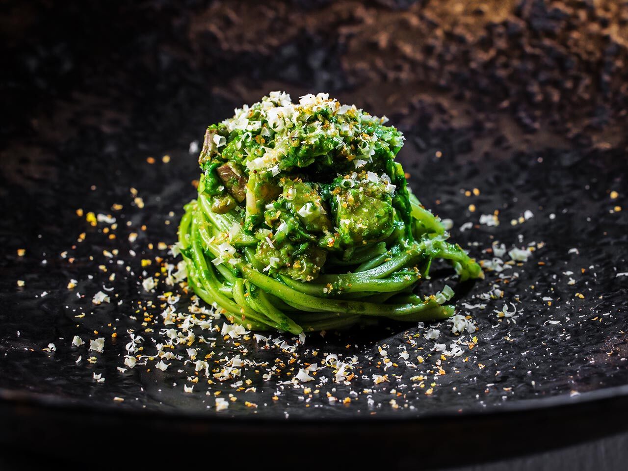 表参道『リストランテ イタリアーノ エトゥルスキ』の手打ちタリオリーニにルッコラのピューレを纏わせ、皮目を炙った鰯を合わせたもの