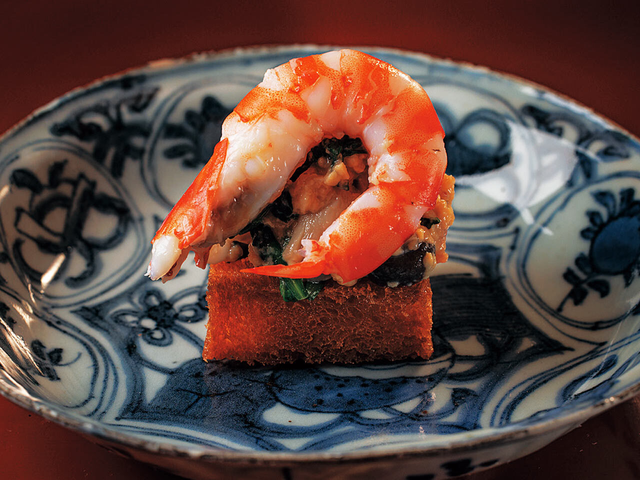 三田『聖坂 和敬』のカリッと揚げたトーストに車エビの酒盗和え、春菊、しめじを添えた、お酒が進む小さな一品