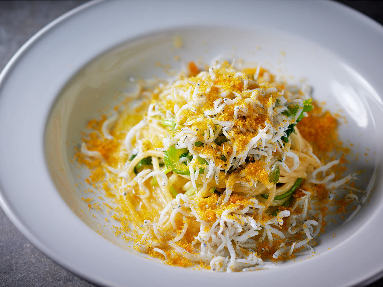 表参道『arca』の「淡路島愛丸水産より釜揚げシラス,パクチー,からすみのアーリオ・オーリオ,スパゲッティ」