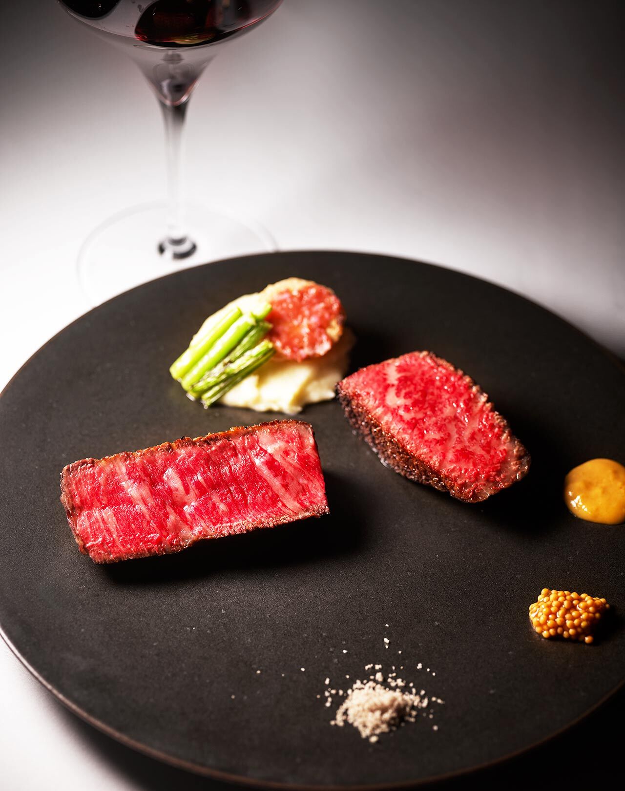 中目黒『Steak Dining Vitis』の「黒毛和牛炉窯焼ステーキの2部位食べ比べ」