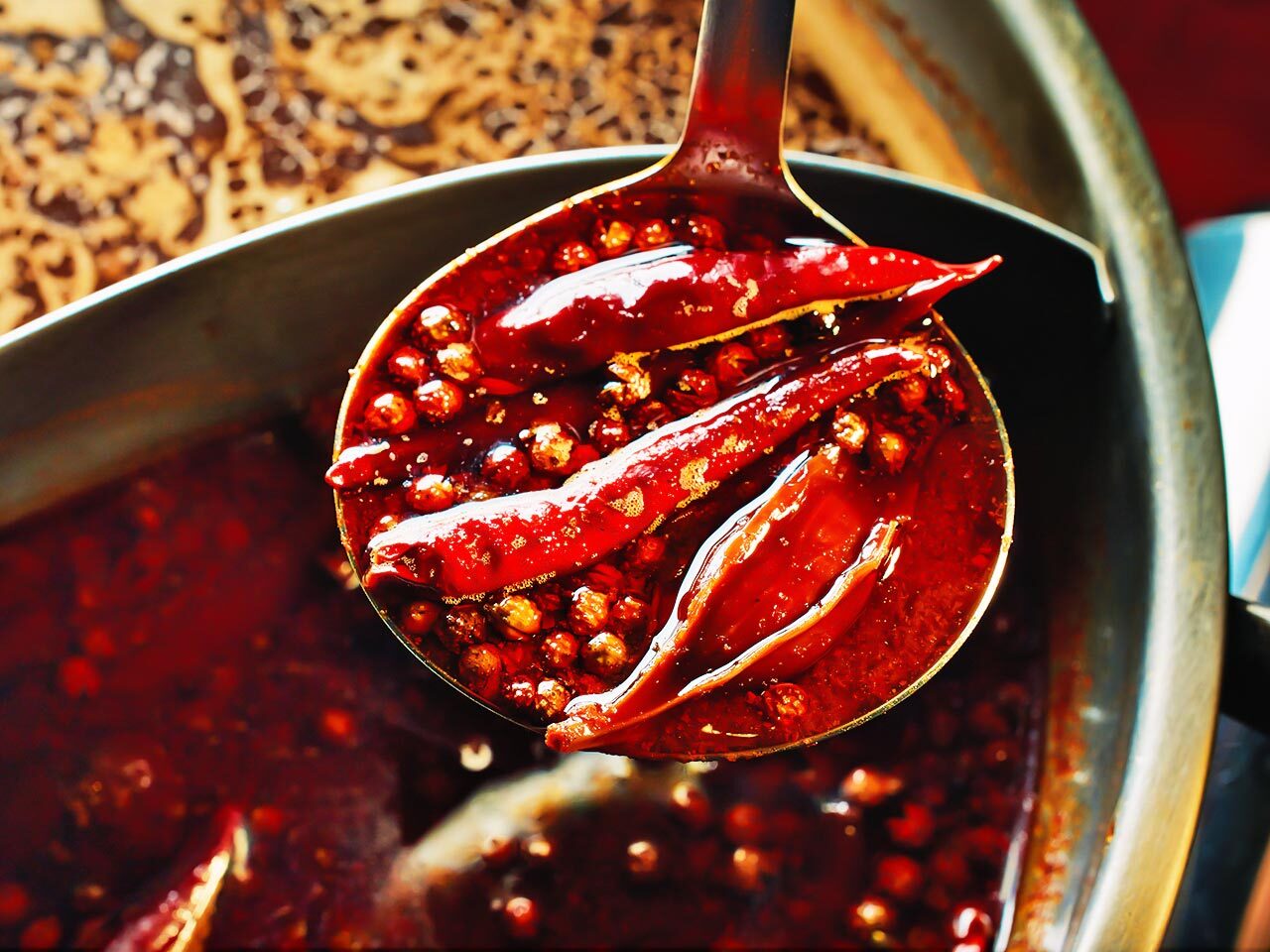 白金高輪『火鍋 三田』の3色火鍋のスープ