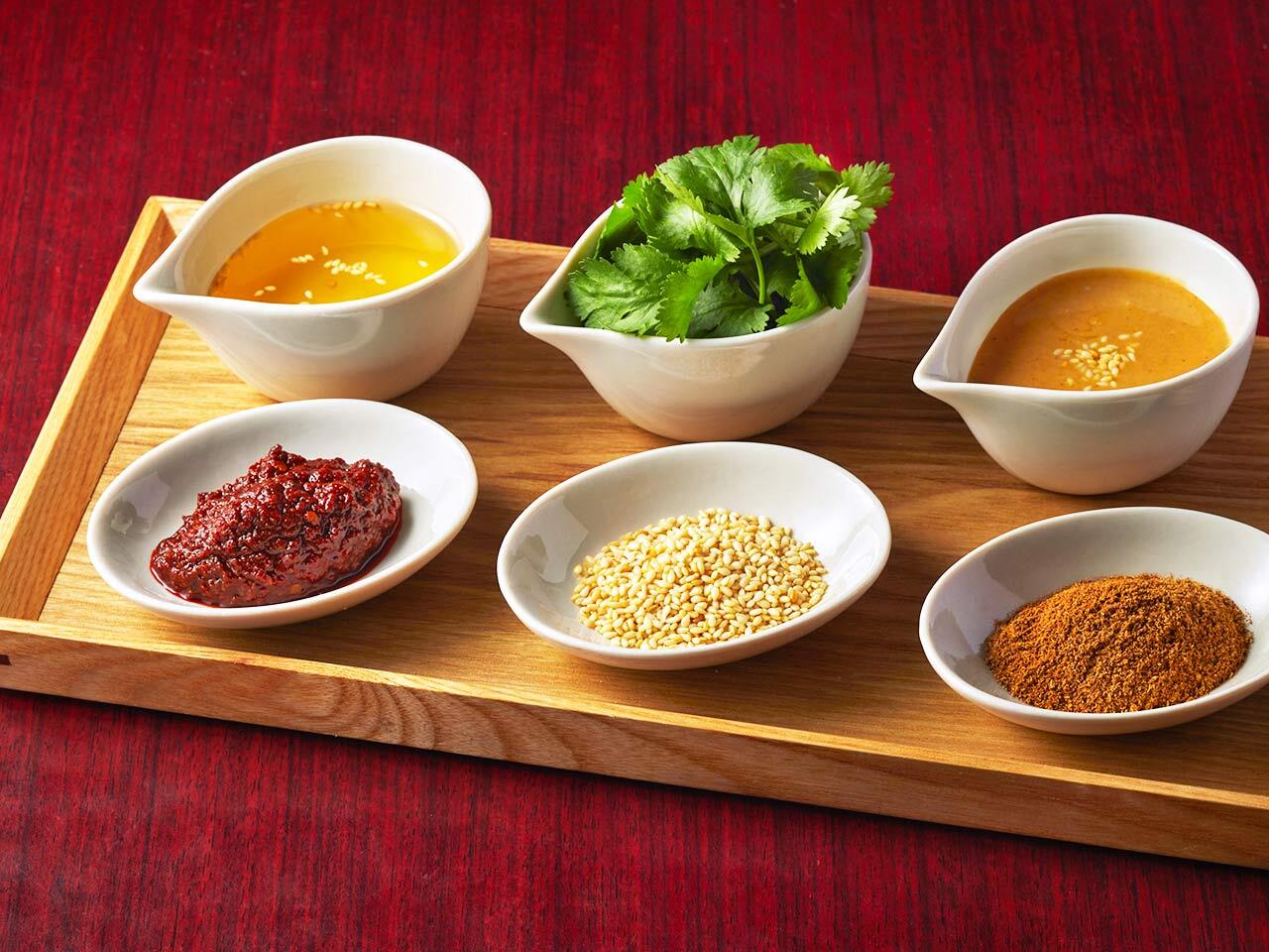 南新宿『麻辣火鍋専門店 越智』のつけダレの調味料