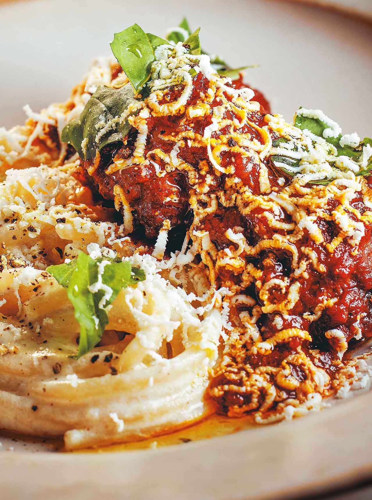 広尾『Melograno』の「北海道・様似町 ジビーフのミートボールとブッラータチーズのトマトソースのパスタ」