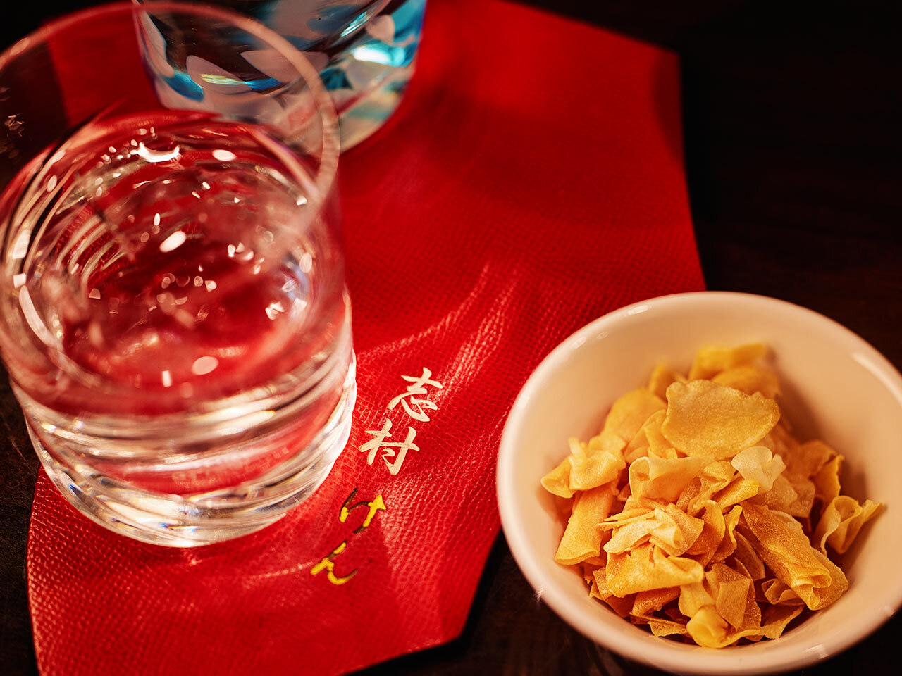 麻布十番『三と十』の芋焼酎の水割りとにんにくチップ