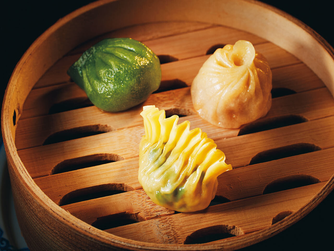 牛込神楽坂『茶龍』の「海老 春菊 蒸し餃子」「上海蟹 小籠包」「鶏肉 芹 蒸し餃子」