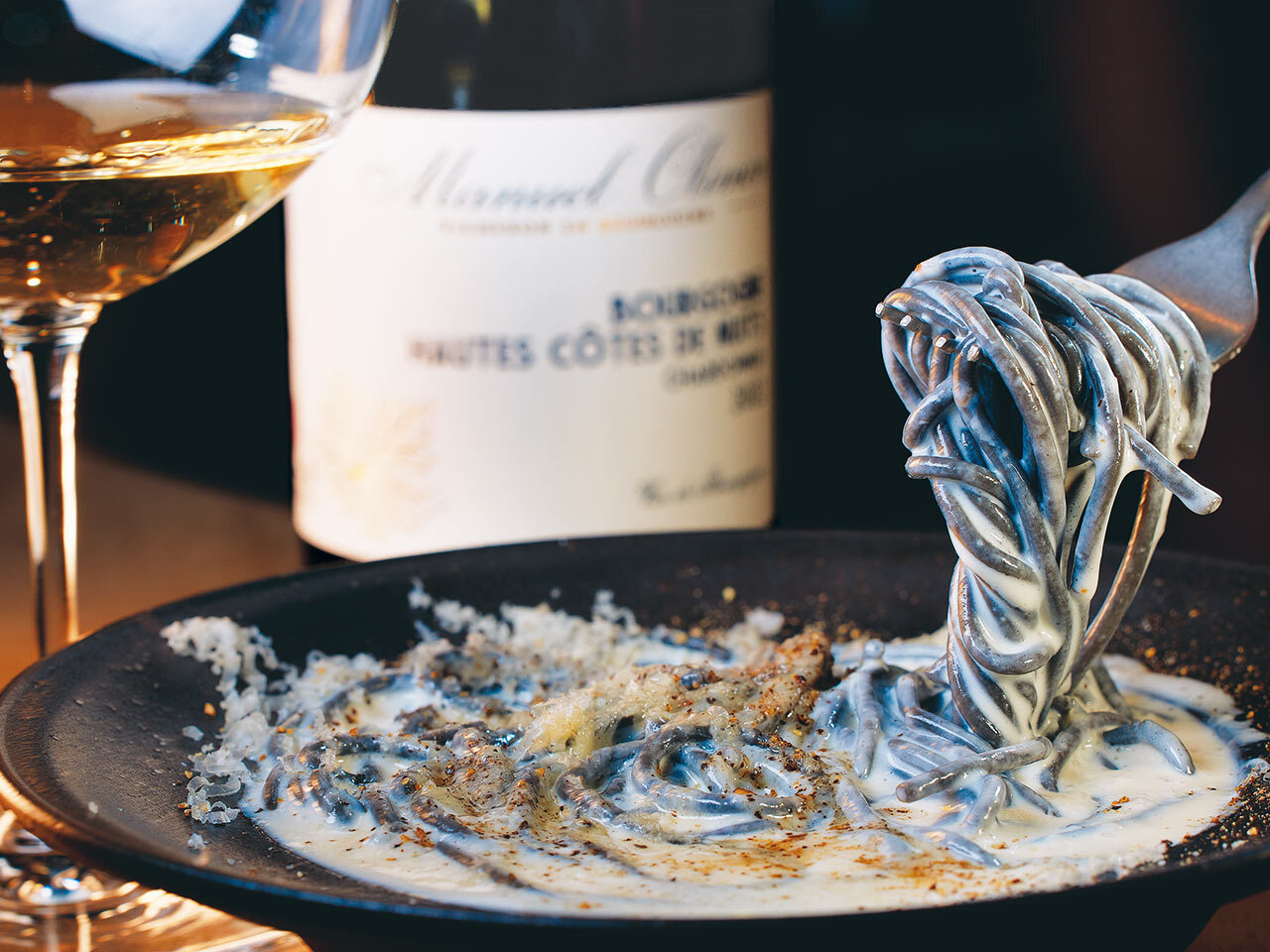 渋谷『C'est ouf』の「白トリュフ香る贅沢クリームパスタ」と「マニュエル・オリヴィエ」