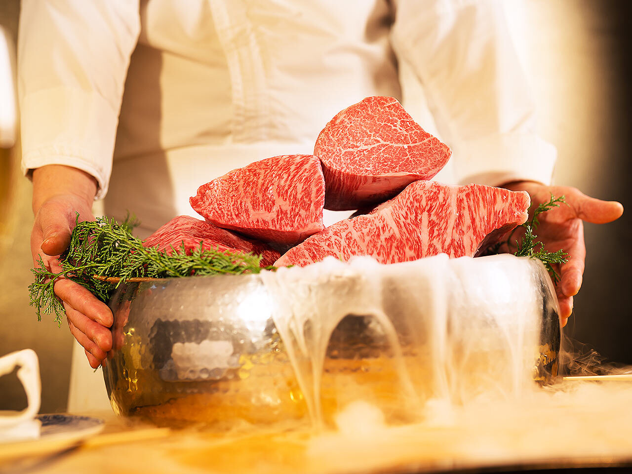 銀座『焼肉牛印 銀座店』の塊肉のプレゼンテーション