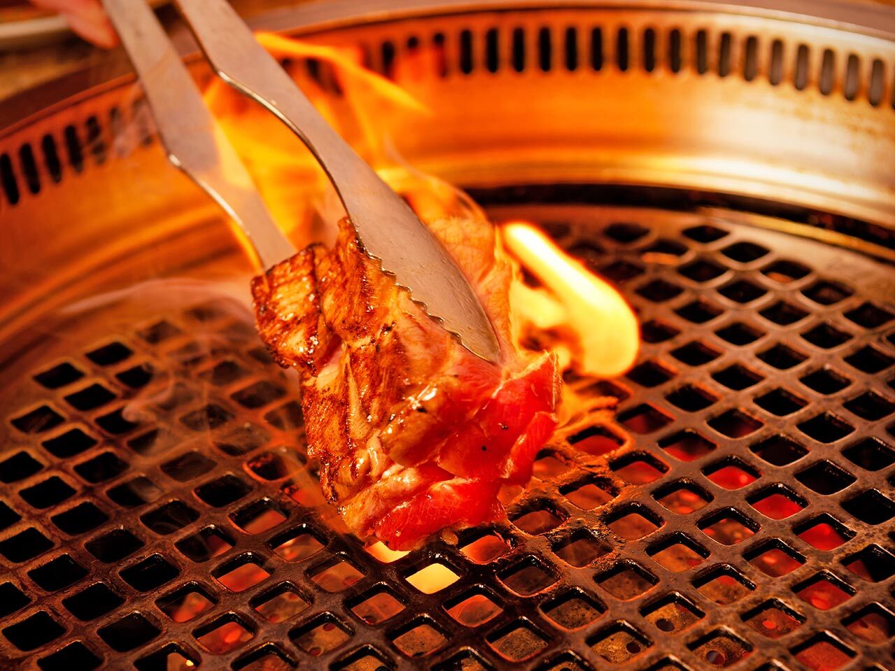 銀座『焼きうおいし川 銀座凛華楼』の魚を焼いている様子
