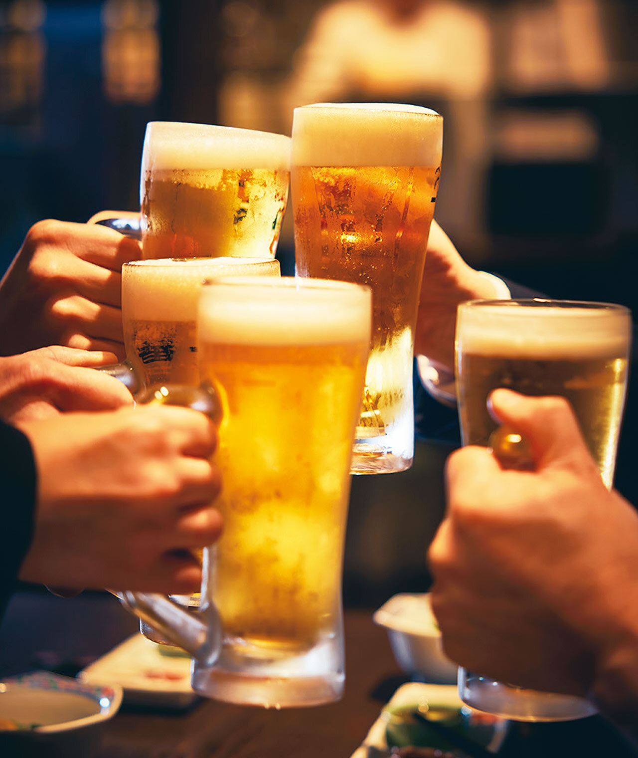 内幸町『能登美 新橋店』のビールで乾杯している様子
