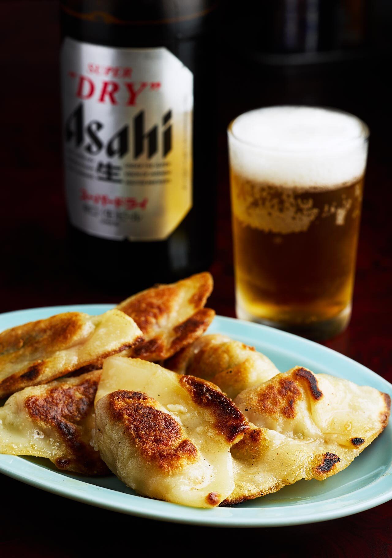 若林『ザ・青皿』の「焼餃子」、瓶ビール