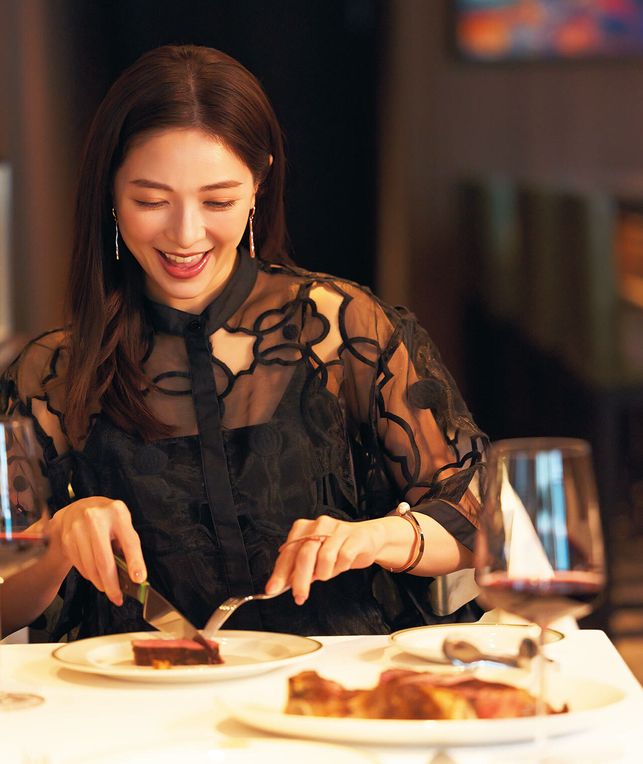 銀座『Smith & Wollensky GINZA』でステーキを食している様子