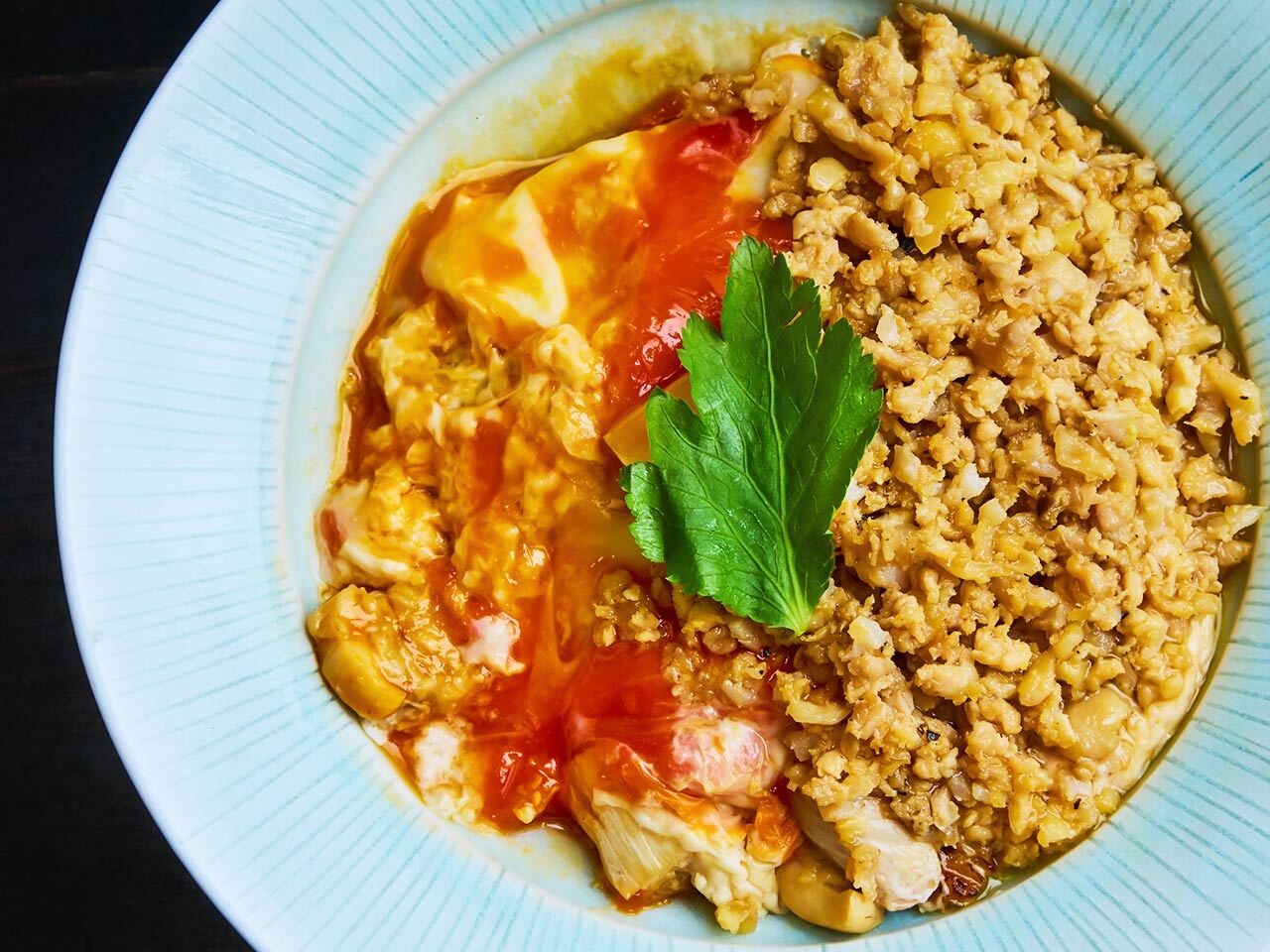 京橋『おみ乃 椿』の「親子丼とそぼろ丼のハーフ&ハーフ」