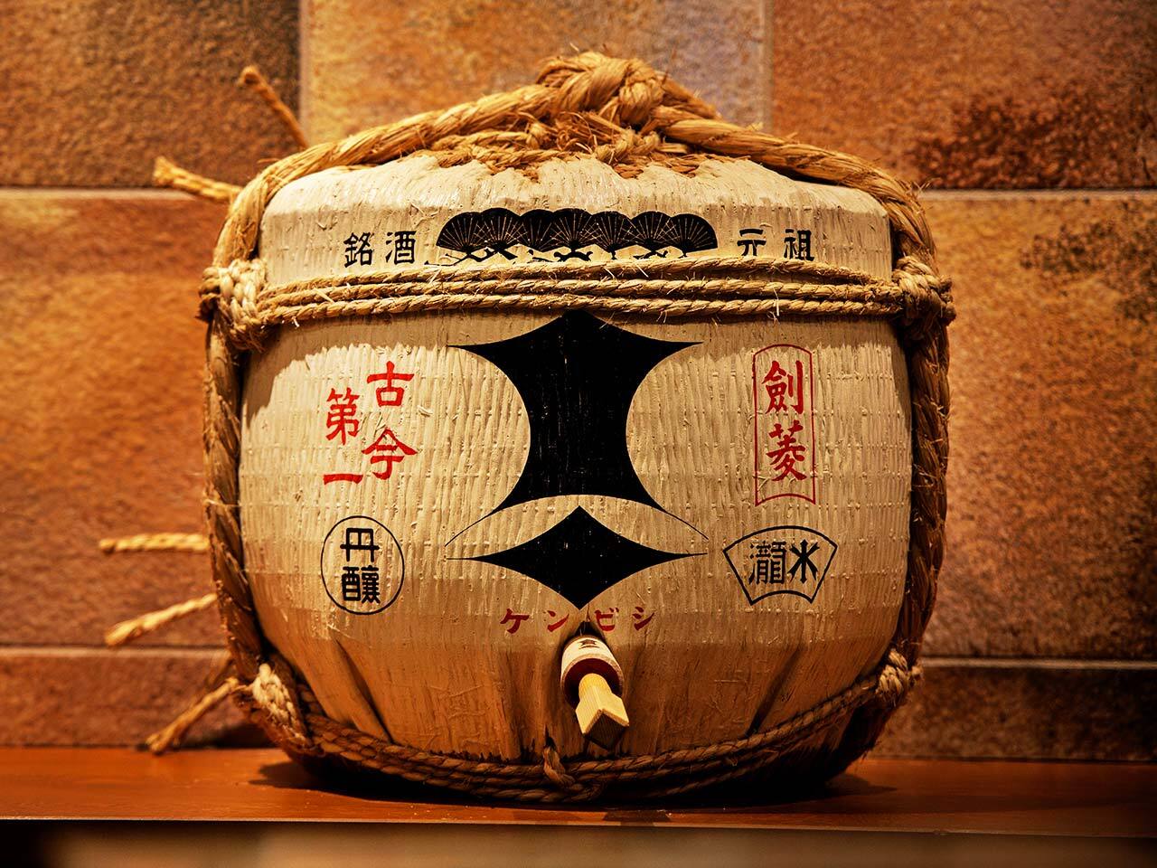 赤坂『焼鳥 あさのみ』で提供している「剣菱」の樽酒