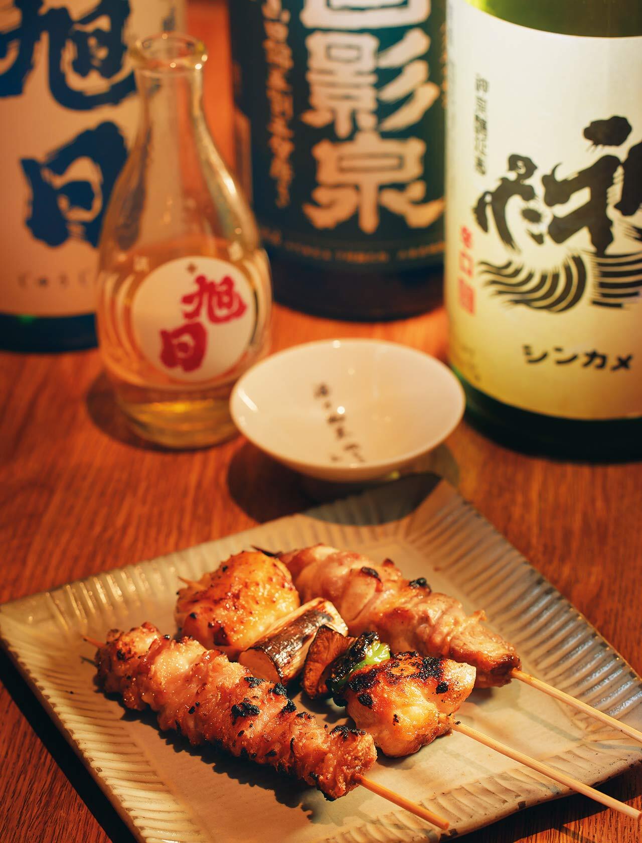 早稲田『焼鳥 はちまん』の淡海地鶏の「皮」「胸肉」「もも肉」、「本日の地酒」