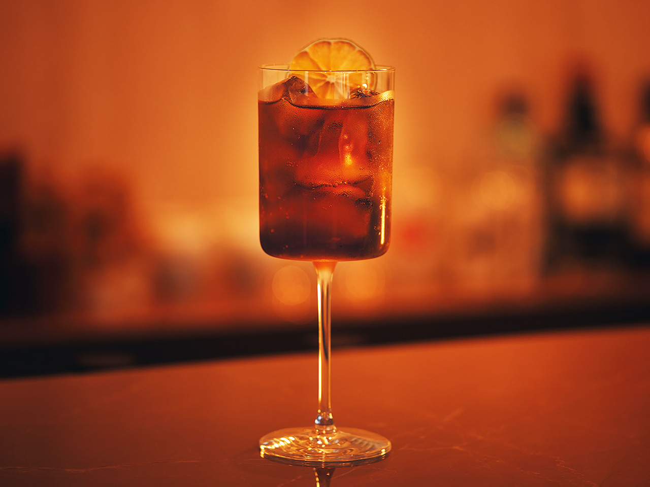 東京『BAR 36』の「ほうじ茶ラムコーク」