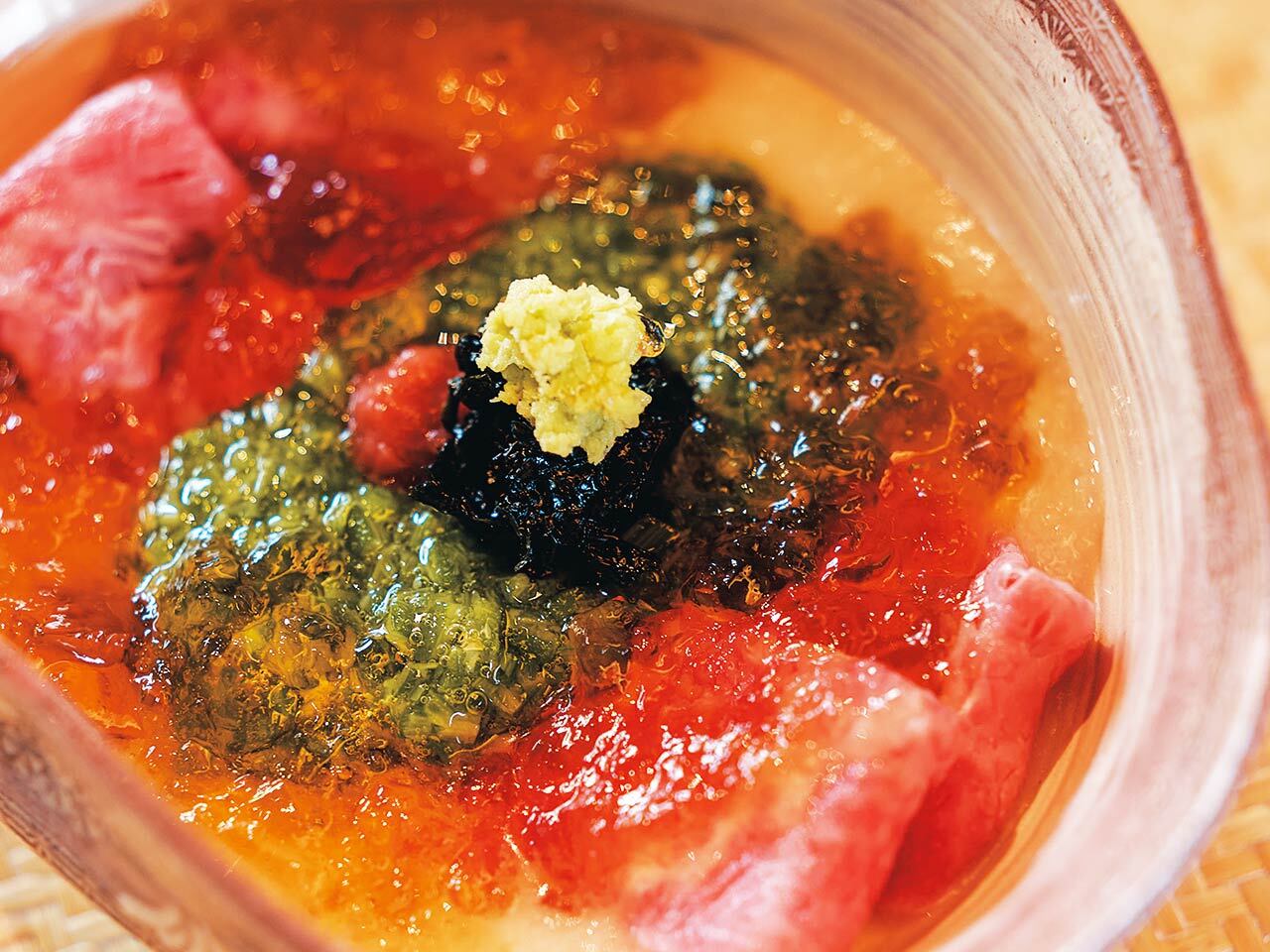 『屋形船 いざなぎ』の但馬玄のサーロインと合わせた、鰹と昆布の一番だしのジュレに南高梅、海苔の佃煮、とろろ、オクラ