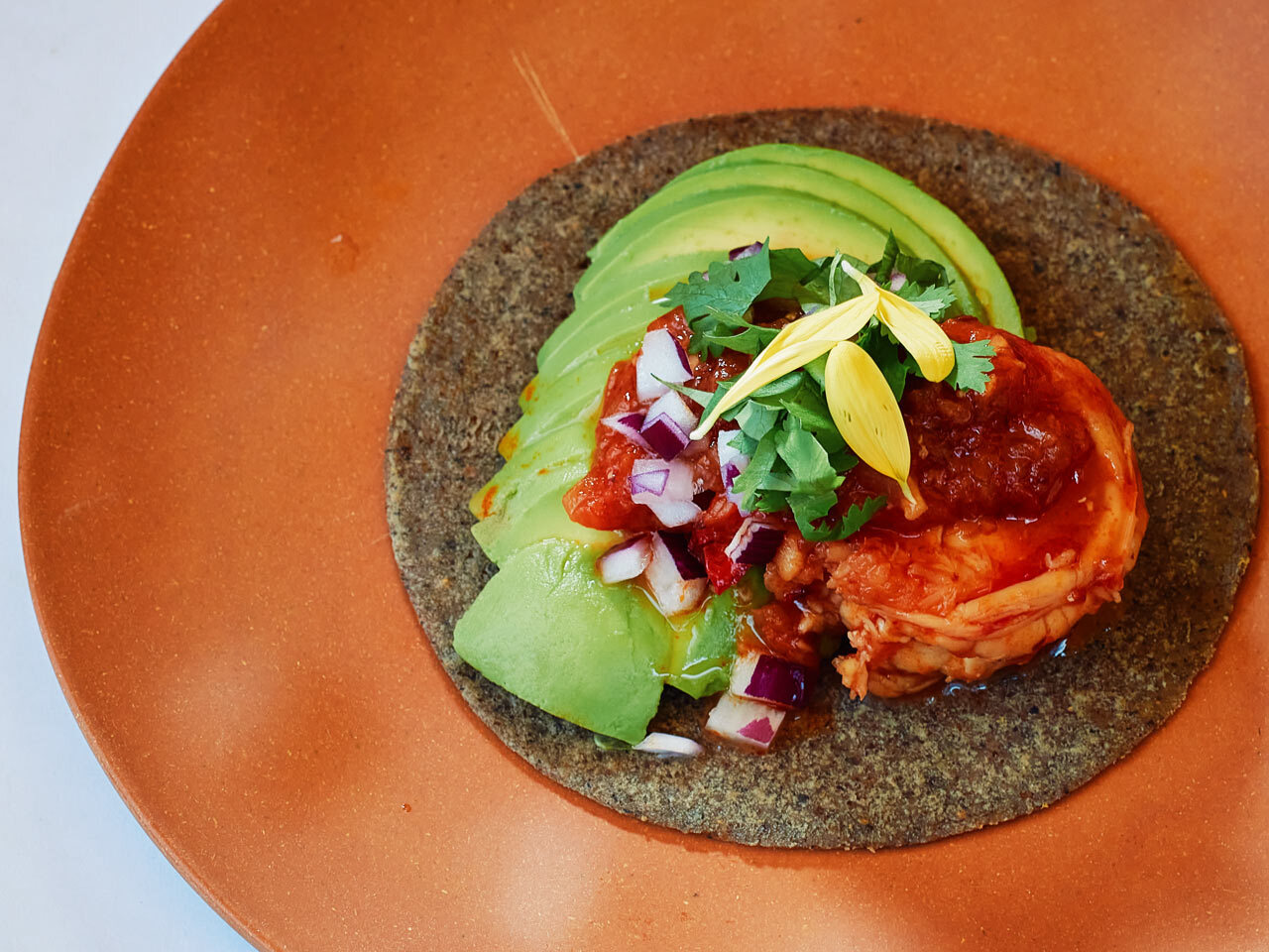 広尾『Tokyo Tacos ChaChaCha』の「エビのチリソースとアボカド」