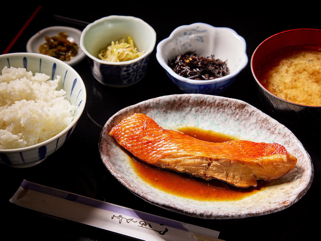 広尾『福田屋』の「金目鯛煮付定食」