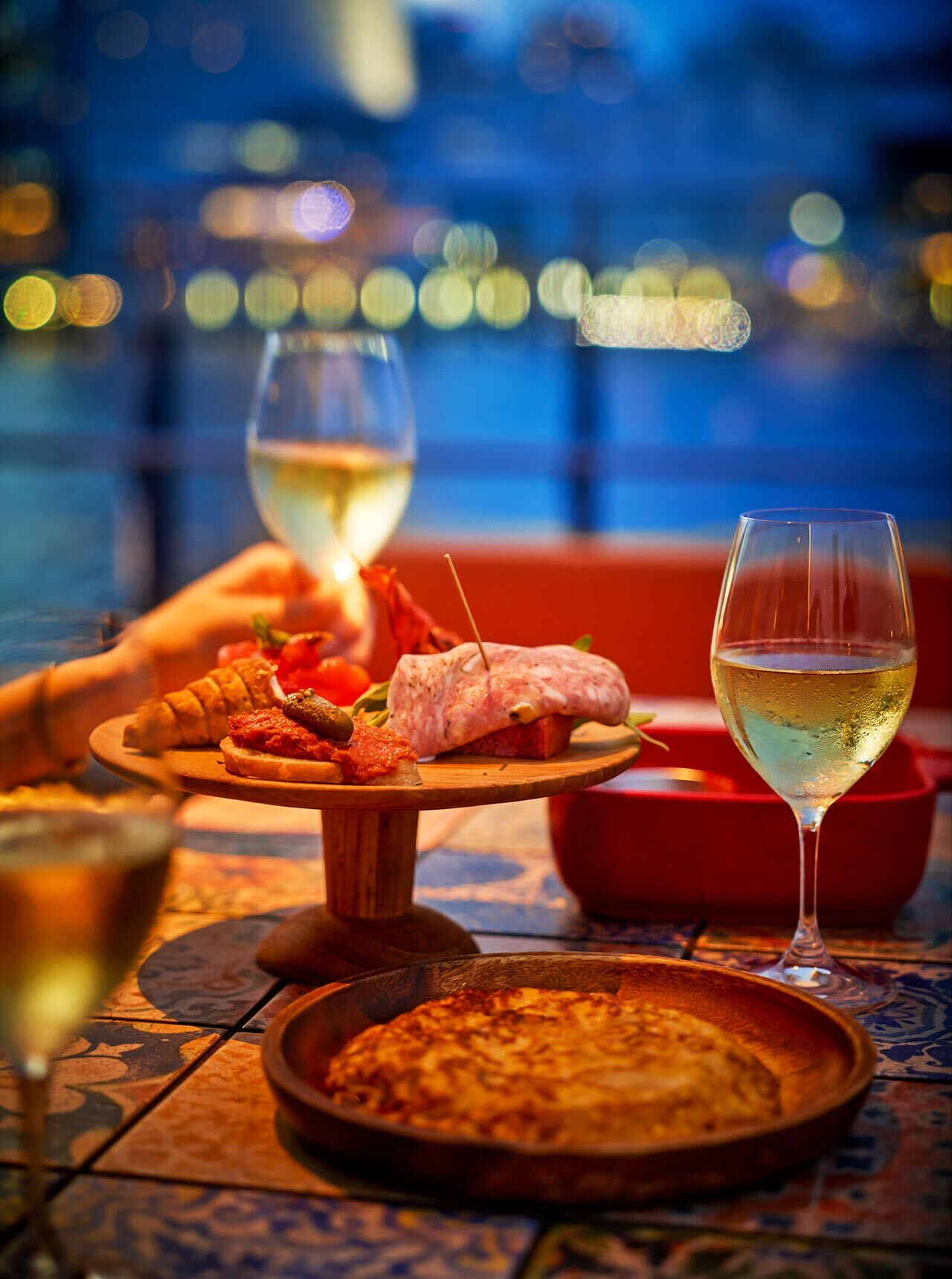 馬車道『Del Mar COMEDOR Y TERRAZA』の「タコのガリシア風」、「ピンチョス盛り合わせ 5PC」