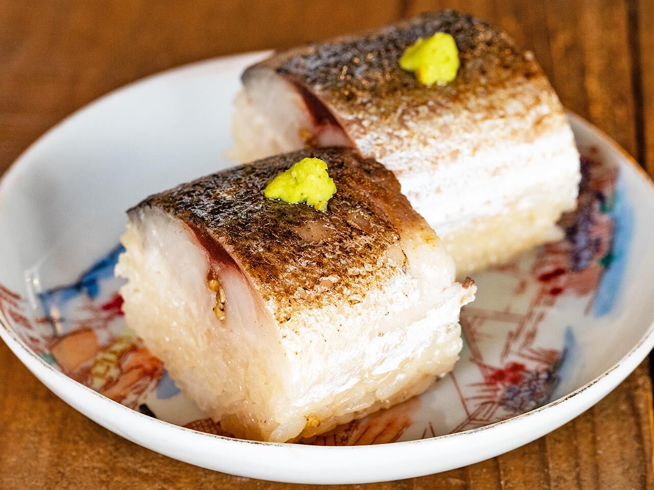 桜木町『炭焼酒場 炉ジ裏』の「鯖の棒寿司」