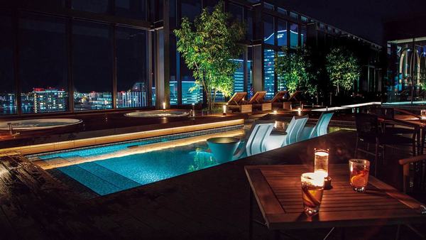 ナイトプールから見える夜景が、大人の贅沢時間にぴったり。特別なデートに最適なホテル