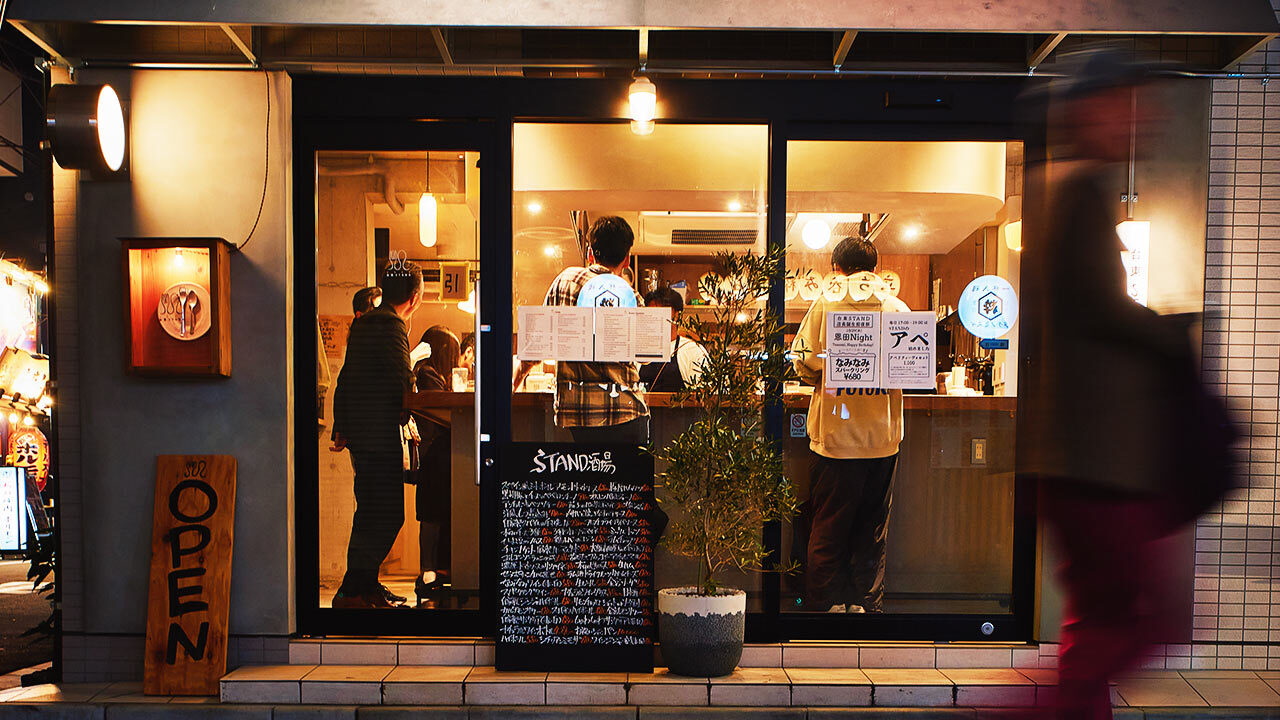 大人の社交場として進化する東京の立ち飲み。いま注目の個性派ストリート酒場5軒