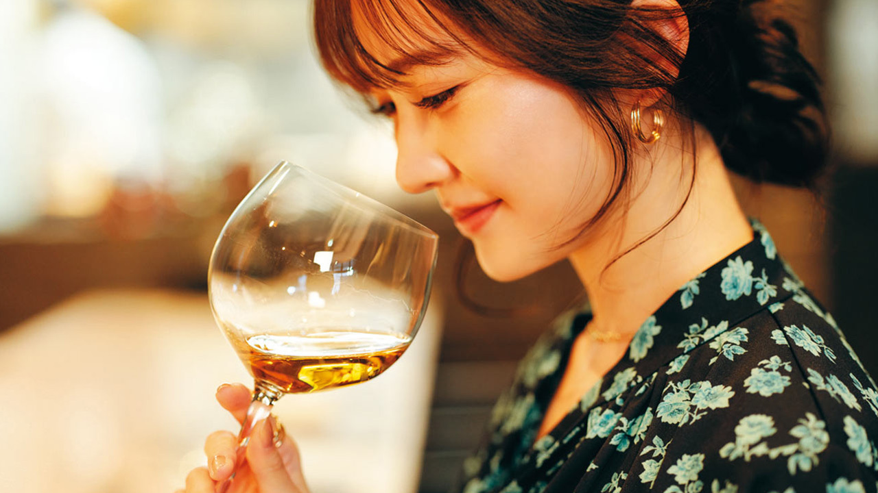 加藤史帆、ワインと語る28歳の現在地。グループ卒業で“武装”を脱ぎ、見つけた「飾らない自分」と食の喜び