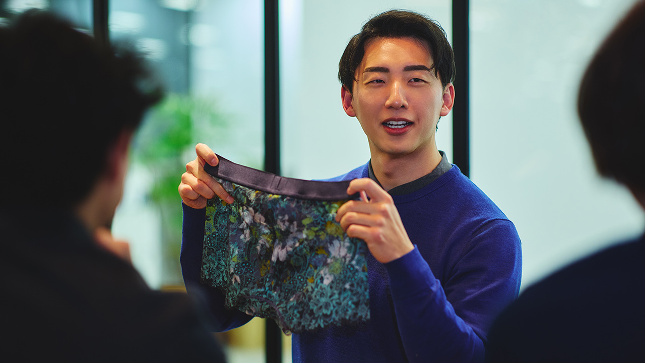 男の余裕を醸し出す「見えない投資」。ワコールの技術が光る男性用下着で、快適な毎日を。