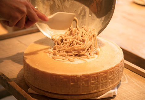 チーズの中で絡めるコク旨パスタが絶品 恵比寿のチーズレストラン 東京カレンダー