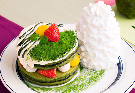 そびえる山盛りクリームも健在 断面も鮮やかな抹茶パンケーキの迫力がスゴい 東京カレンダー