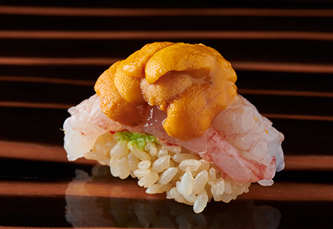 甘えびの上にウニがてんこ盛り！『鮨 りんだ』プロデュースの立ち食い鮨が驚きに満ちていた！
