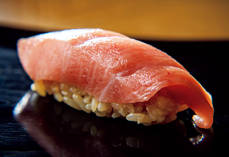 “日本一”のまぐろの握りを堪能できる！鮨ツウが休日に足繁く通う店