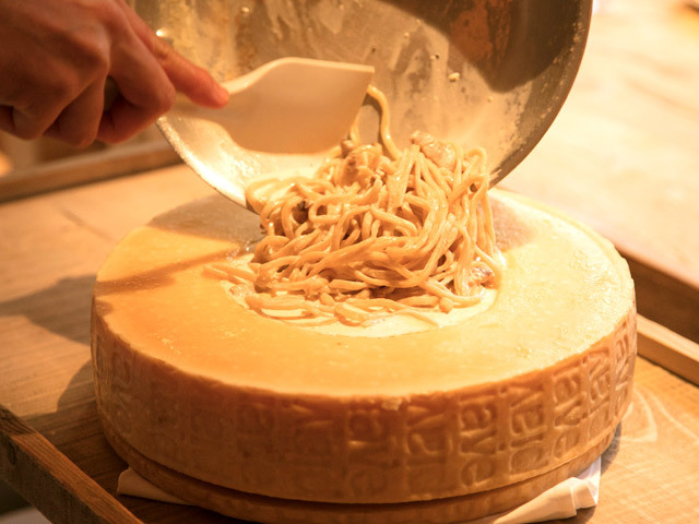 チーズの中で絡めるコク旨パスタが絶品 恵比寿のチーズレストラン 東京カレンダー