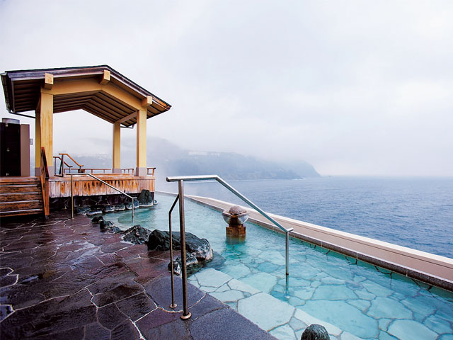 伊豆の岬の突端で空中風呂 まるで浮遊しているかの温泉につかる贅沢体験 東京カレンダー