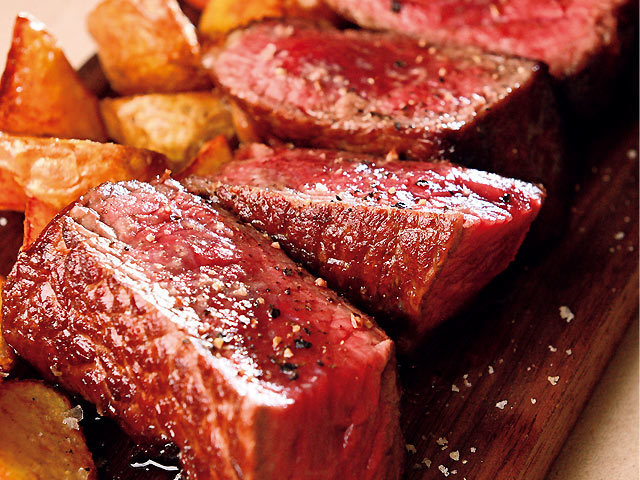 フライパンひとつで揚げ焼きしたお肉が美味しい 今週末は西永福で極上のステーキを 東京カレンダー