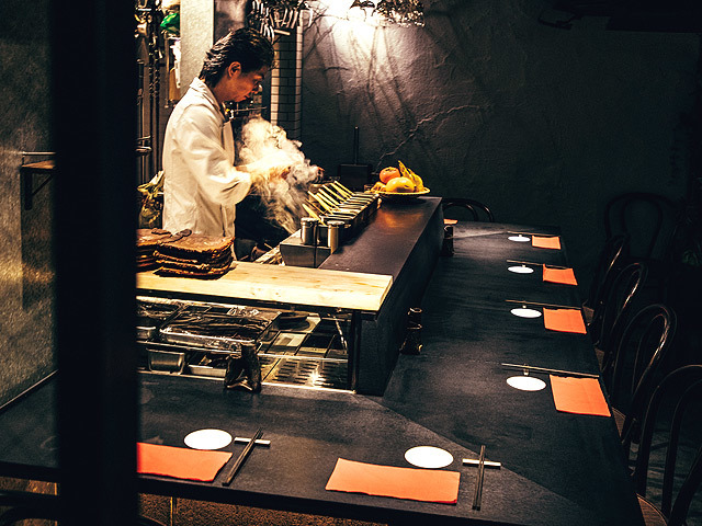 渋谷の繁華街のど真ん中にふたつの顔を持つ人気の焼き鳥店が潜んでいた 2 2 東京カレンダー