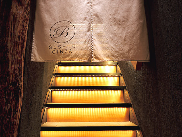 小籠包の店に入ると やっと入り口に辿り着く 銀座で人気の隠れ家鮨を発見 東京カレンダー