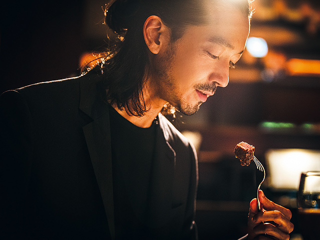ミュージシャン 金子ノブアキが大好物のステーキを前に 人との繋がり を熱く語った 1 2 東京カレンダー