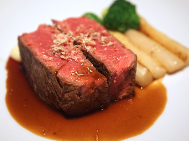 サシ一切なし フランス産最高級牛肉の赤身ステーキが絶品のフレンチ新店 1 2 東京カレンダー