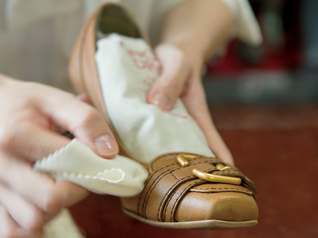 今度は女性編 プロに学ぶ 一生使える究極かつ王道な靴の磨き方 1 4 東京カレンダー