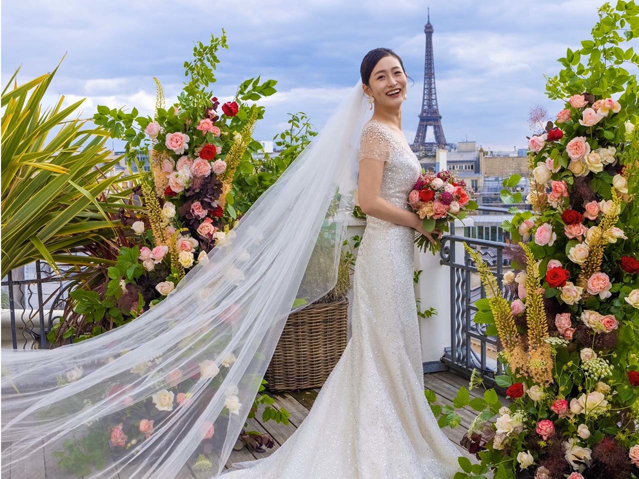 今年パリで挙式をして…」美人花嫁の“1番美しい日”を作り上げた