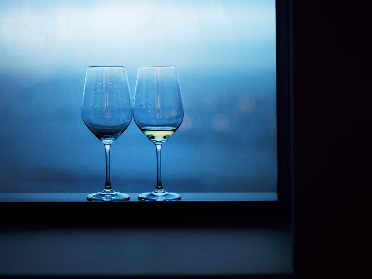 窓際のワイングラス