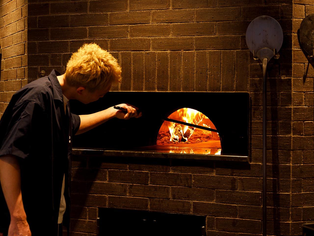 恵比寿『PICICA PICICA PIZZA & PASTA』のピザを焼いている様子